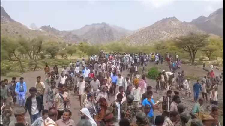 بموكب جنائزي مهيب.. أبناء الأزارق يشيعون شهيد الغدر والخيانة خطاب البتول إلى مسقط رأسه