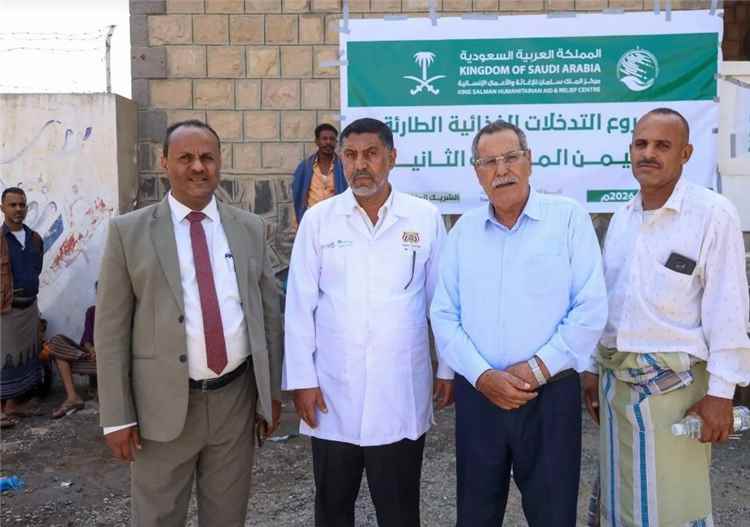 وكيل محافظ تعز يدشن توزيع 6,860 سلة غذائية للنازحين بدعم سعودي