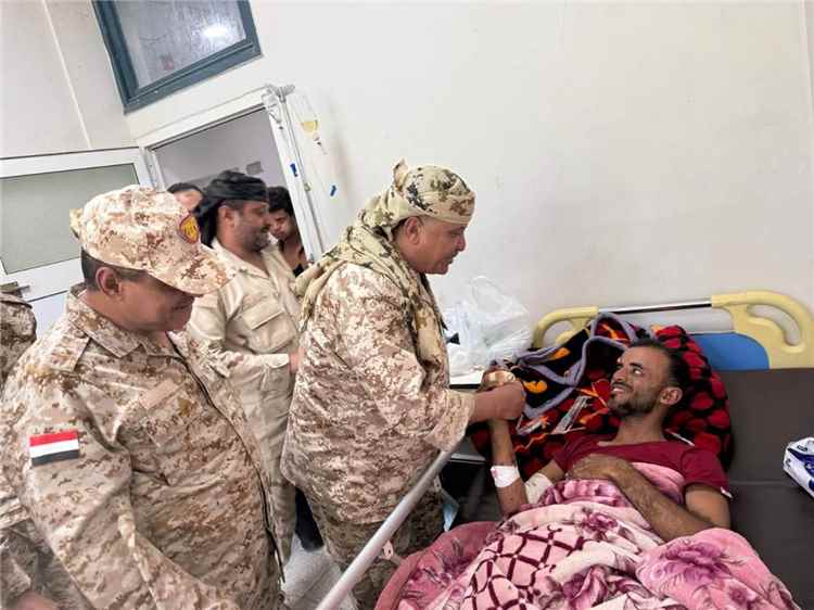 قائد محور تعز يزور جرحى الجيش والمقاومة في المستشفيات