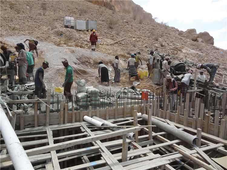 مؤسسة وادي دوعن للتنمية تستكمل المرحلة الخامسة من مشروع خزان شرق بالخريبة