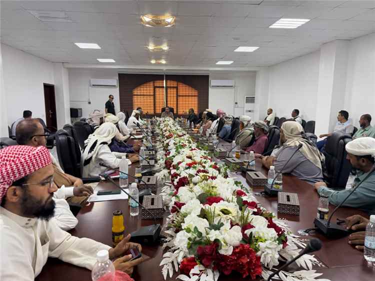 محافظ لحج يلتقي أئمة وخطباء الحَوطَة وتُبَن ويحث على تحصين المجتمع ومواجهة الفكر الحوثي