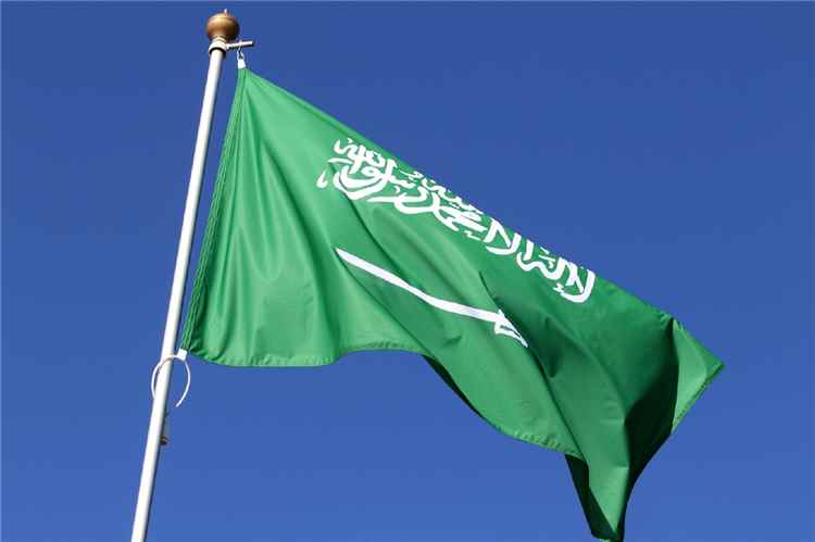 رفع العلم السعودي على منصة "بوب بالمر-50" إحدى أكبر منصات الحفر البحرية في العالم