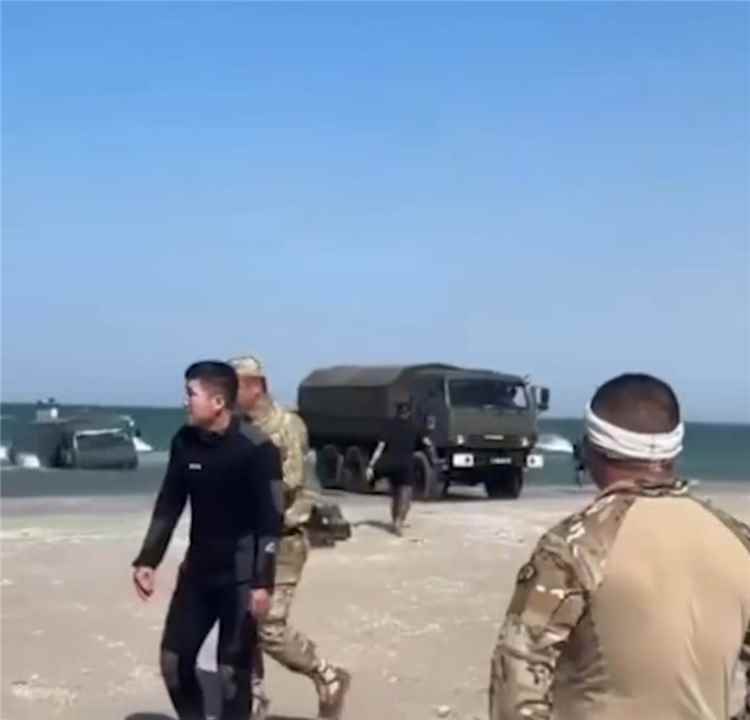 فقدان 16 عسكريا جرفتهم أمواج البحر خلال مهمة تدريبية