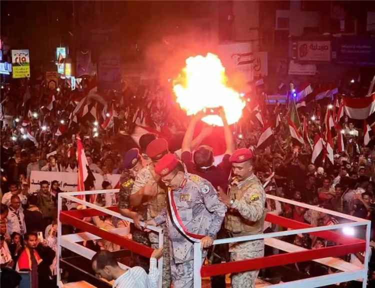 تعز تجدد عهدها بالجمهورية بإيقاد شعلة 26 سبتمبر