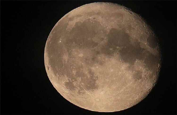 إيطاليا تنفق أكثر من خمسة مليارات دولار لإرسال رائدي فضاء إلى القمر