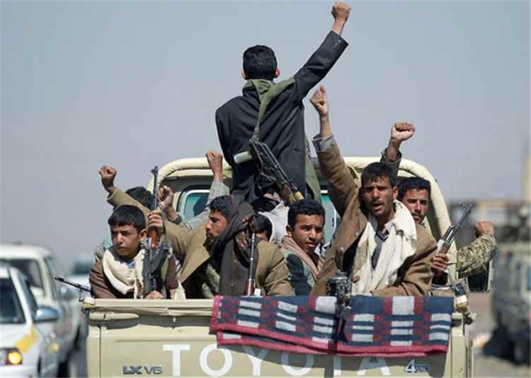 فرار جماعي من جبهتي كهبوب والوازعية.. مصادر: 150 حوثياً يتركون مواقعهم ويعودون بلا سلاح