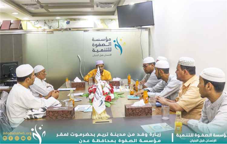 وفد من مدينة تريم يزور مشروع رمق الخيري لإطعام الطعام اليومي ومقر مؤسسة الصفوة بالعاصمة عدن