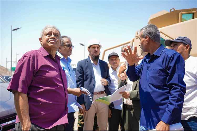 محافظ عدن يتفقد الشريط الجبلي بعقبة عدن ويطلع على إمكانية معالجة مخاطر تساقط الصخور