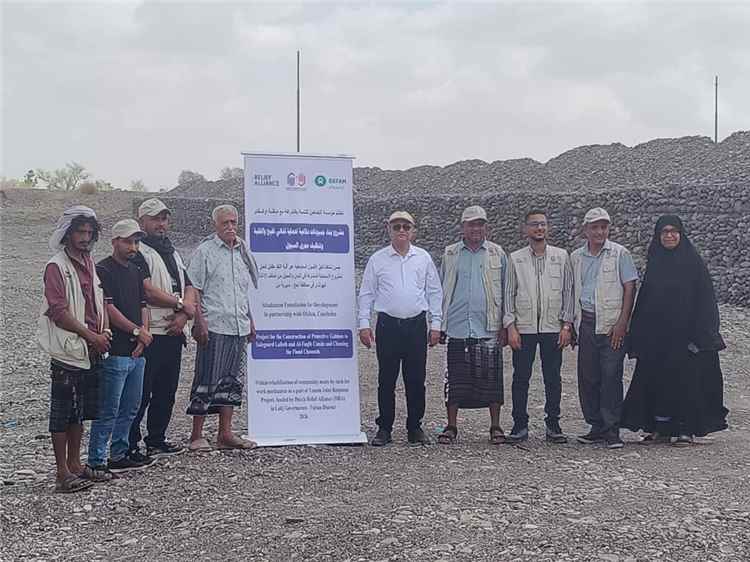 مؤسسة التضامن تسلم مدير عام تبن مشروع دفاعات جابيونية لحماية الأراضي من السيول