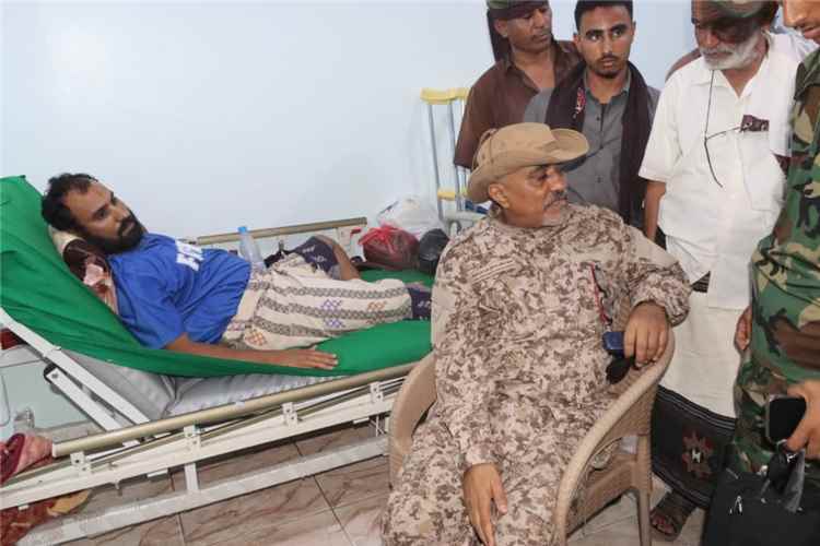 قائد اللواء الأول حزم العميد عبدالغني الصبيحي يزور جرحى الحرب في مستشفيات عدن