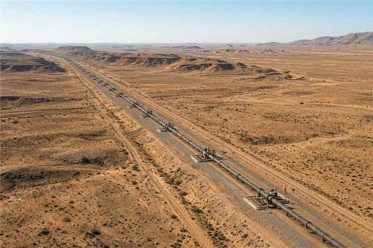بلومبرغ : السعودية تستأنف تصدير النفط عبر خط الأنابيب "شرق - غرب