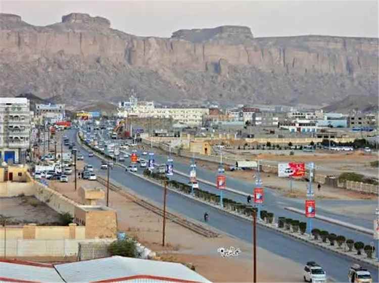 الأجهزة الأمنية بمحافظة شبوة تتمكن من تفكيك عبوة ناسفة زرعت بجانب الطريق العام