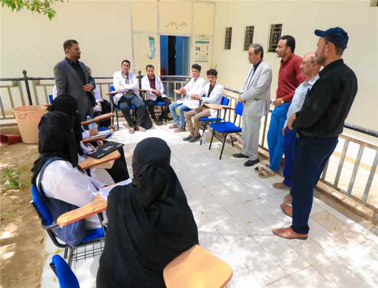 هشلة يطلع على برامج التطبيق العملي لطلاب كلية الطب في مستشفى شبوة