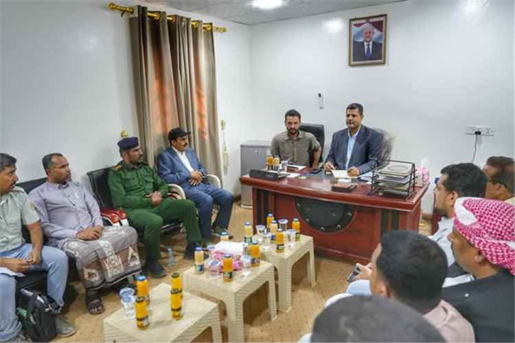 وكيل حضرموت للشؤون الفنية يعقد اجتماعا موسعا مع قيادات منفذ الوديعة البري لمناقشة سير العمل والصعوبات
