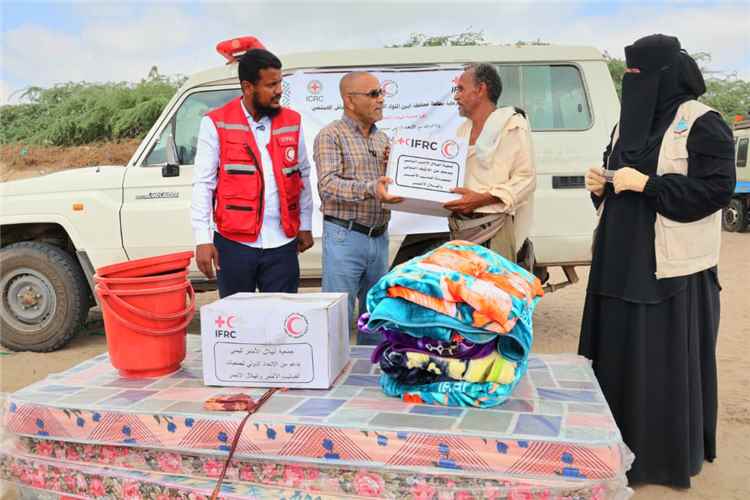 الهلال الأحمر اليمني بأبين يدشن توزيع المواد الغذائية والإيوائية للنازحين في خنفر وزنجبار