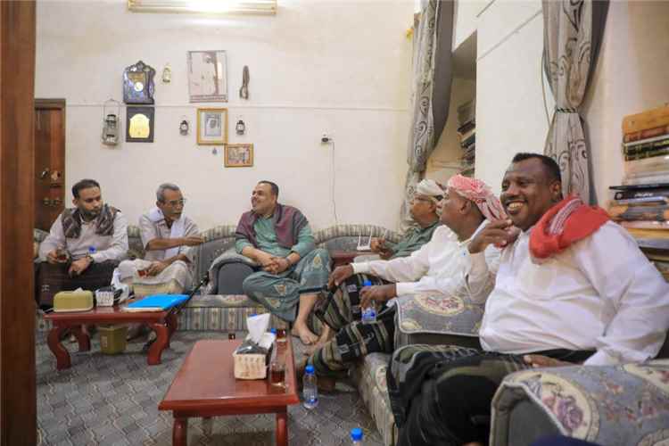 قيادات من مؤتمر حضرموت الجامع تزور الشخصية الاجتماعية والإعلامية علوي بن سميط في شبام