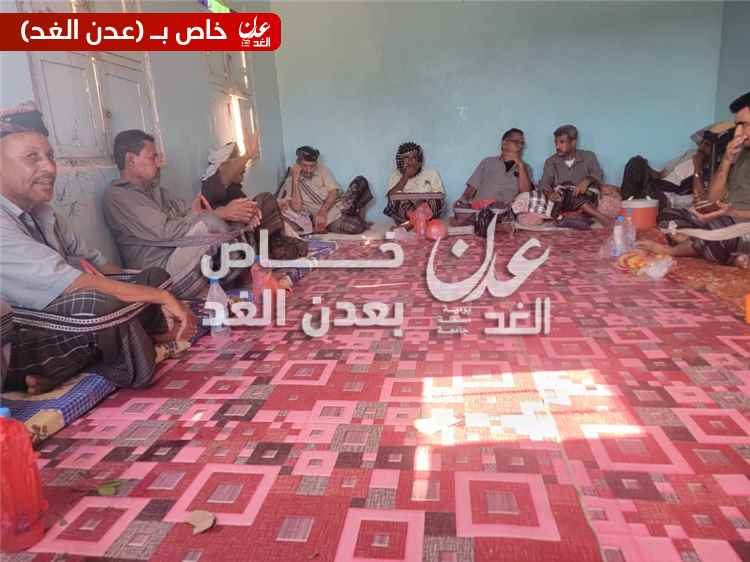 مدير عام أحور وعدد من المشايخ والشخصيات الاجتماعية يؤدون واجب العزاء لقبيلة آل العميسي