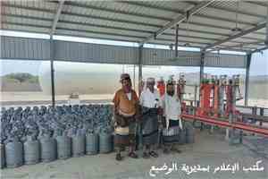 مدير عام الوضيع يشرف على عملية توزيع الغاز المنزلي