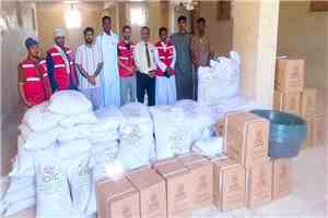 الهلال الأحمر يستجيب لمناشدة طلاب السكنات الجامعية في المهرة ويقدم سلالاً غذائية لـ330 طالبًا وطالبة