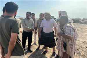 تنفيذًا لتوجيهات المحافظ.. الشؤون الاجتماعية بعدن توزع سلالاً غذائية على نازحي مخيم رأس عمران