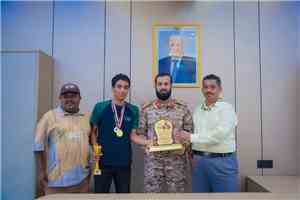 محافظ أبين يكرّم بطل الجمهورية في الشطرنج للفئات السنية اللاعب علي سنان