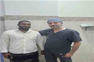 مدير مركز «صحتك» يزور الطبيب الاستشاري محمد عمر في مستشفى النقيب بعدن