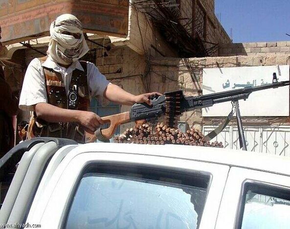 عاجل : طائرات حربية تقصف موكب سيارات للقاعدة بين الجوف ومأرب