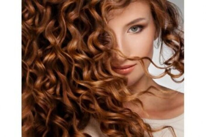 9 خطوات للعناية بالشعر المجعّد