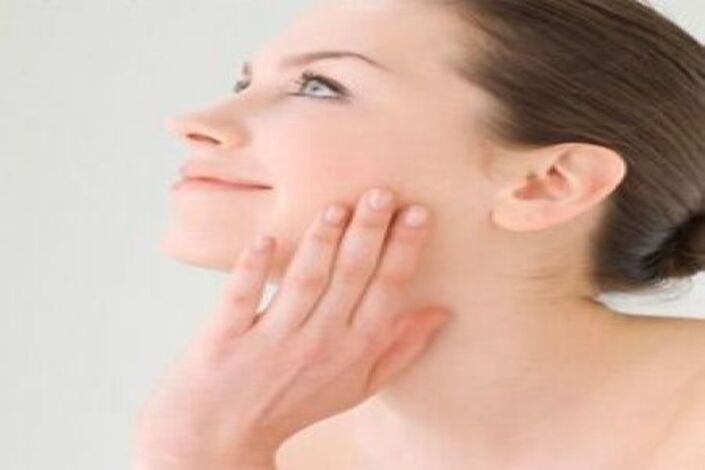 8 عادات تسرّع في شيخوخة بشرتك