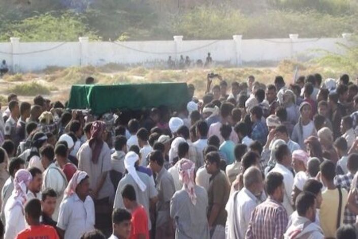 المكلا تشيع جثمان الطفل أيمن بالشيبة بموكب جنائزي مهيب شارك في الآلاف من أبناء حضرموت(صور)