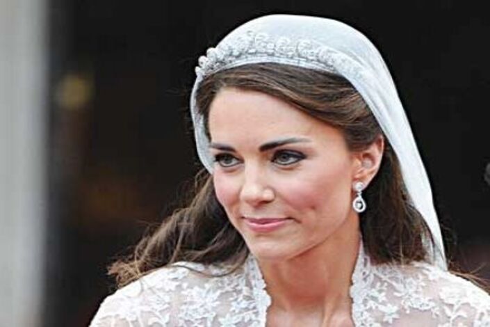 فستان الدوقة البريطانية.. من قماش فرنسي