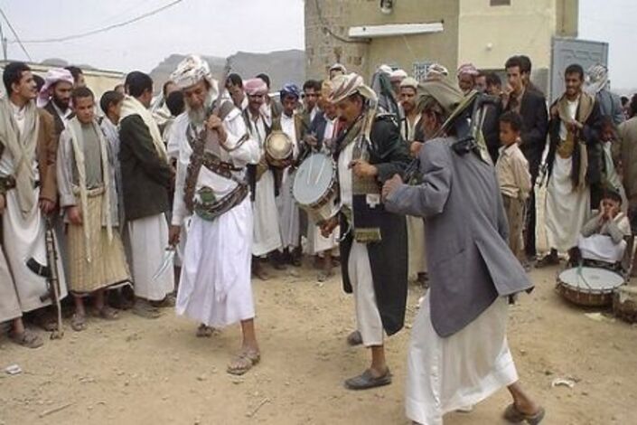 فى اليمن يحتفلون بعيد الفطر بجمع الحطب وحرقه وبالـ"طماش"