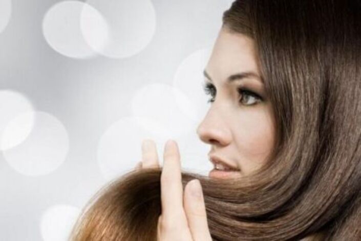 أشهر وأغرب طرق تمليس الشَّعر