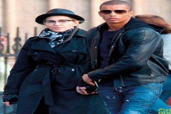 زوجي أصغر مني وحياتي مستقرّة وسعيدة