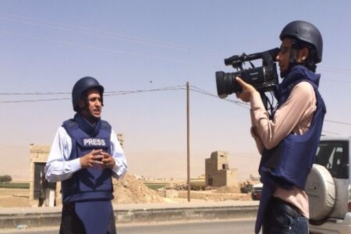 الافراج عن طاقم قناة سكاي نيوز بعد ساعات من احتجازهم في عمران على يد مسلحين قبليين