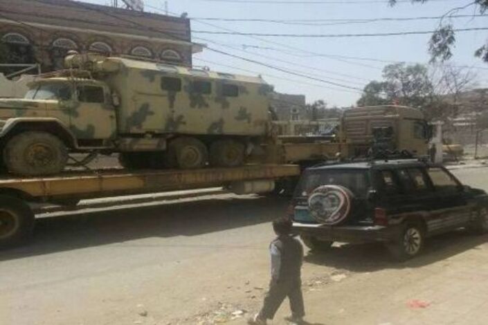 الجيش اليمني يدفع بلواء معزز بمختلف الاسلحة ناحية بلدة حدودية مع اليمن الشمالي (مصور)