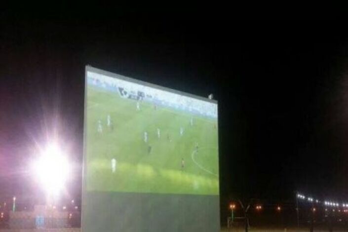 شاشات عملاقة تواصل بث مباريات منديال البرازيل