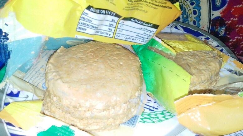 مواطنون يشكون بيع مواد غذائية تالفة بمجمع (اللولو هايبر ماركت) بعدن مول-مصور