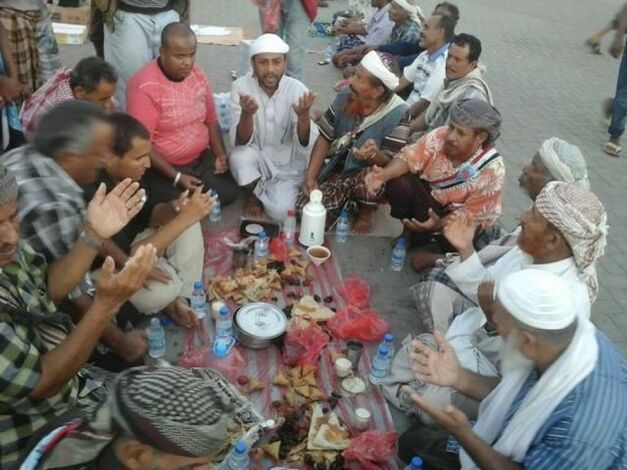 إفطار جماعي لصائمي عاشورا في ساحة العروض
