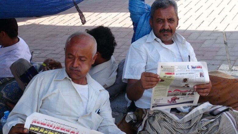 تواصل صحيفة " يافع نيوز " توزيع 1000 نسخة مجانية على المعتصمين