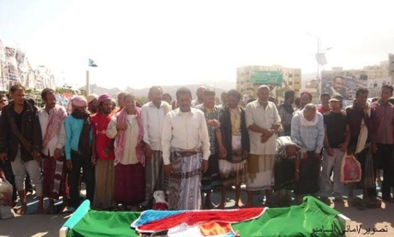 تشييع الفقيد محمد قاسم الشعيبي من ساحة الاعتصام إلى مقبرة أبو حربة بالمنصورة