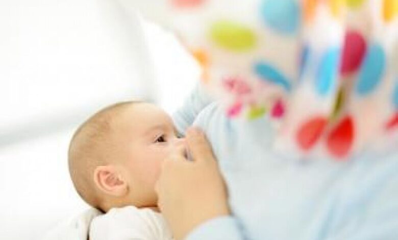 متى يأكل الرضيع