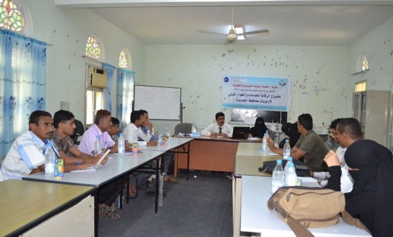 مناقشة المشاريع الخدمية المتعثرة بمديريتي اللحية والزهرة بالحديدة