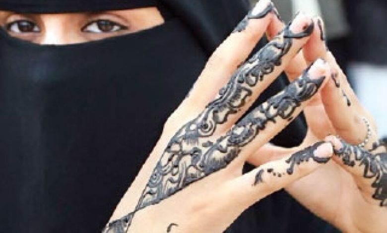 الحناء أيقونة فنية وأنامل يمنية مبدعة