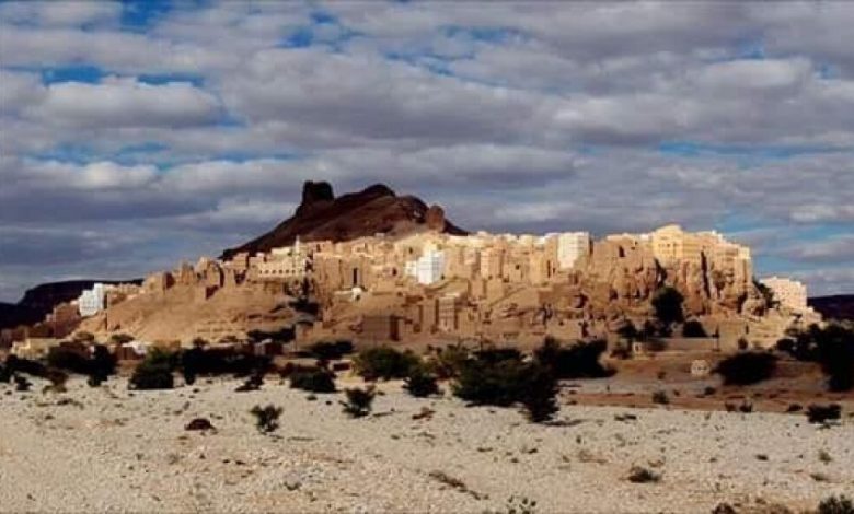 كأني لم ألهو بدمون ليلة ... ولم أشهد الغارات يوما بعندل