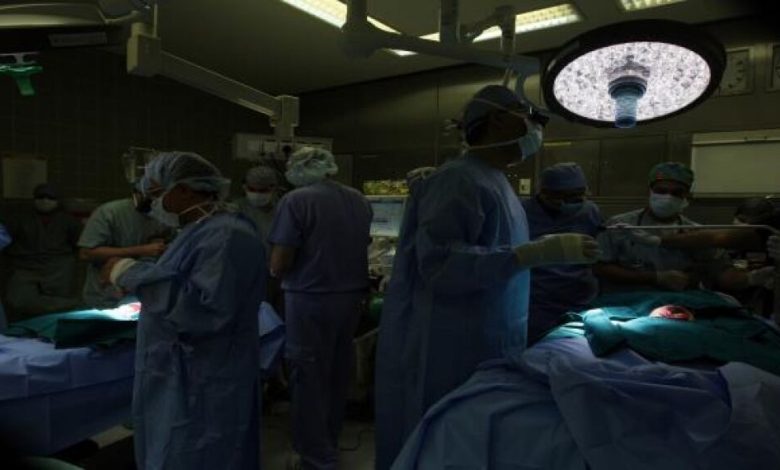 أطباء يقنعون سعوديّات بالولادة القيصريّة