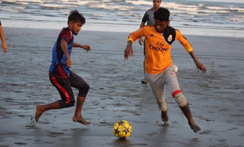 فيما فرق الحواري تلعب بملعبه .. العميد الاحمر يواصل تدريباته على رمال ساحل ابين