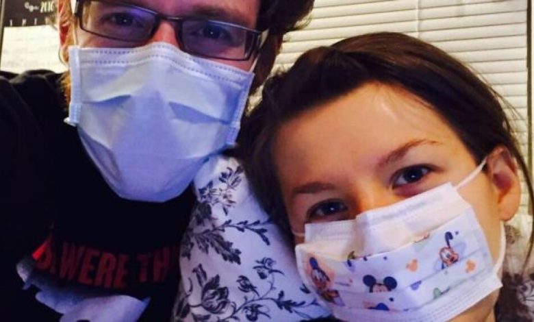 سيدة تعاني الحساسية... من زوجها