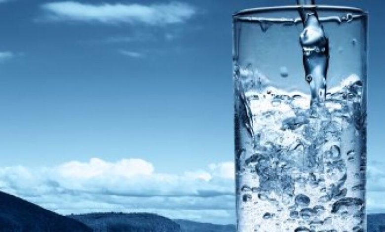 فوائد صحية لشرب الماء الدافئ بشكل يومي