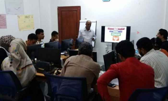 الدكتور عبدالله الحو يبحر بسفينة الصحافة مع متدربيه بعدن